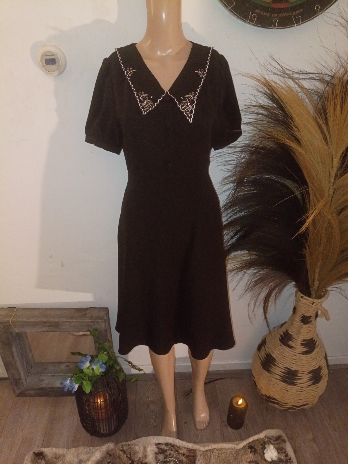 Zwarte jurk met witte geborduurde kraag hotwind maat m, Kleding | Dames, Maat 38/40 (M), Zwart, Ophalen of Verzenden, Knielengte