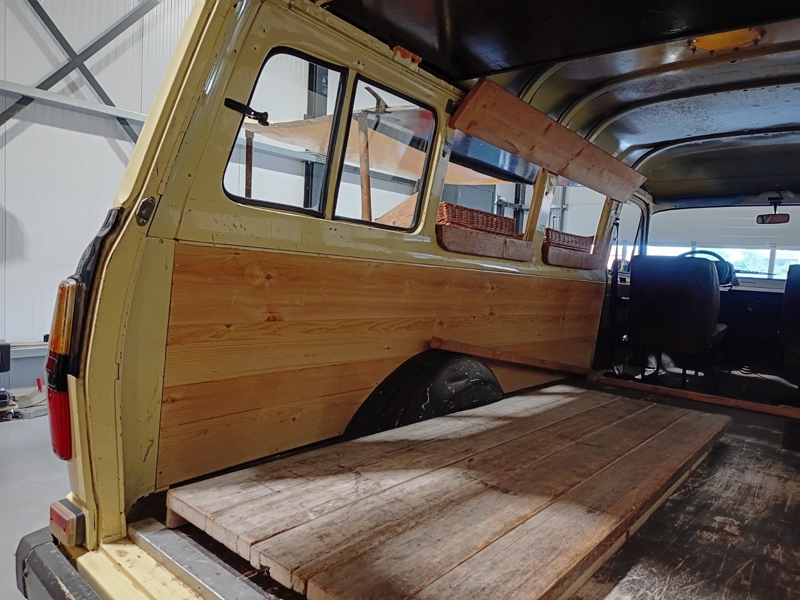 Foto 21 van Ford Transit Foodtruck Benzine belastingvrij APK 2028!