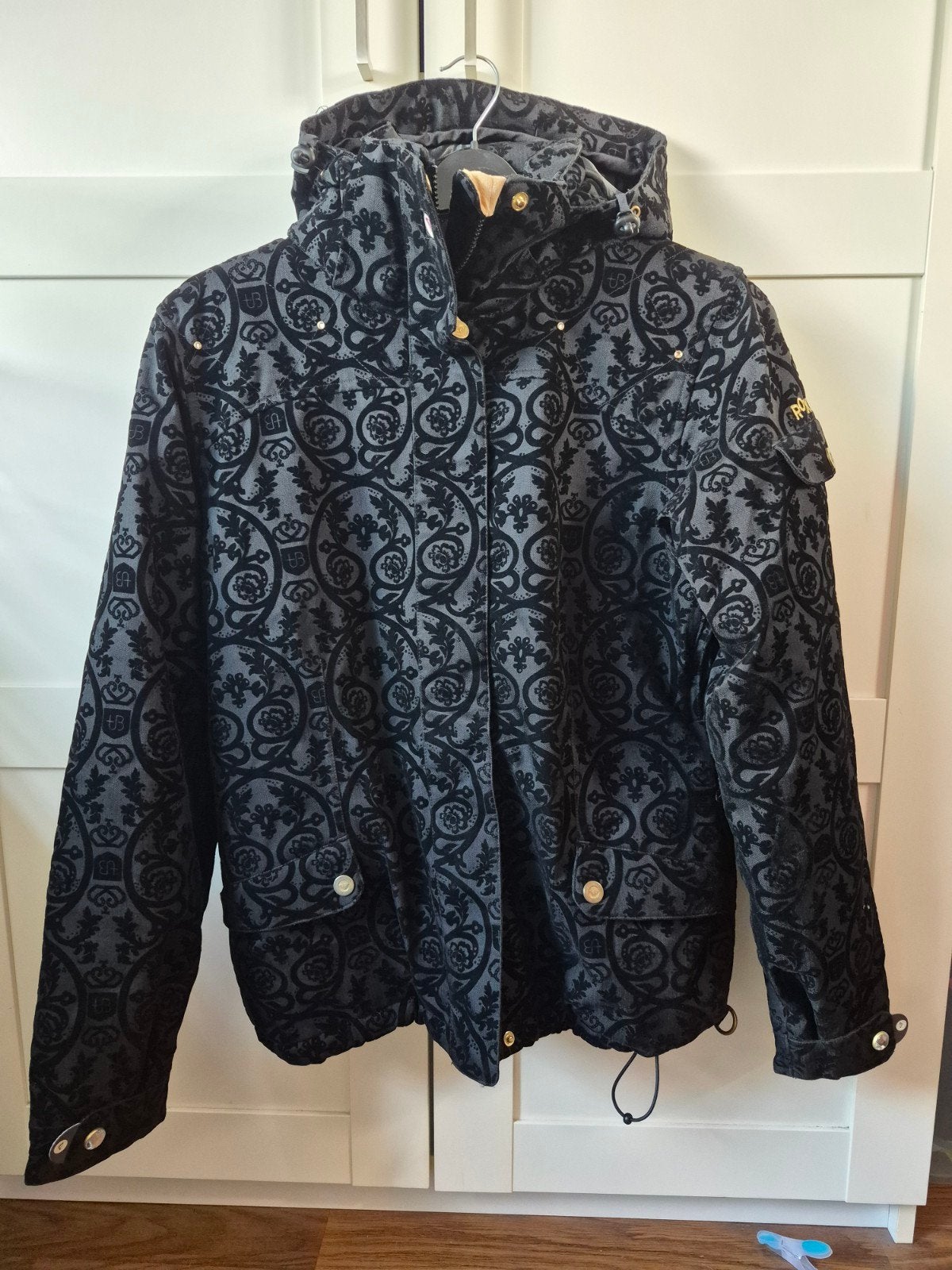 Roxy Limited Edition Black Flocked Ski/Snowboard Jas maat M, Maat 38/40 (M), Ophalen of Verzenden, Jack, Gedragen