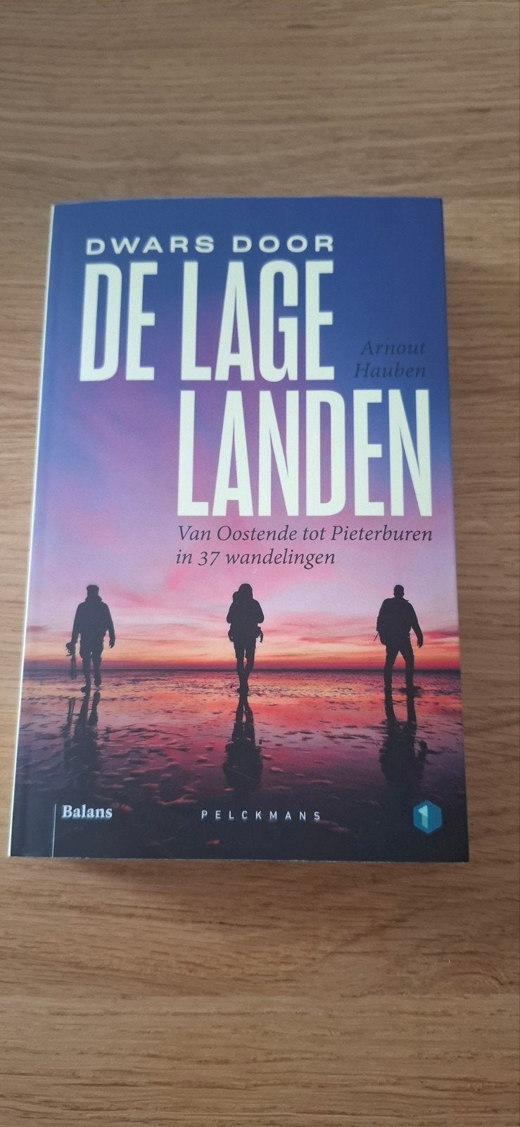 Dwars door de Lage Landen - Arnout Hauben, Boeken, Overige merken, Ophalen of Verzenden, Zo goed als nieuw, Reisgids of -boek