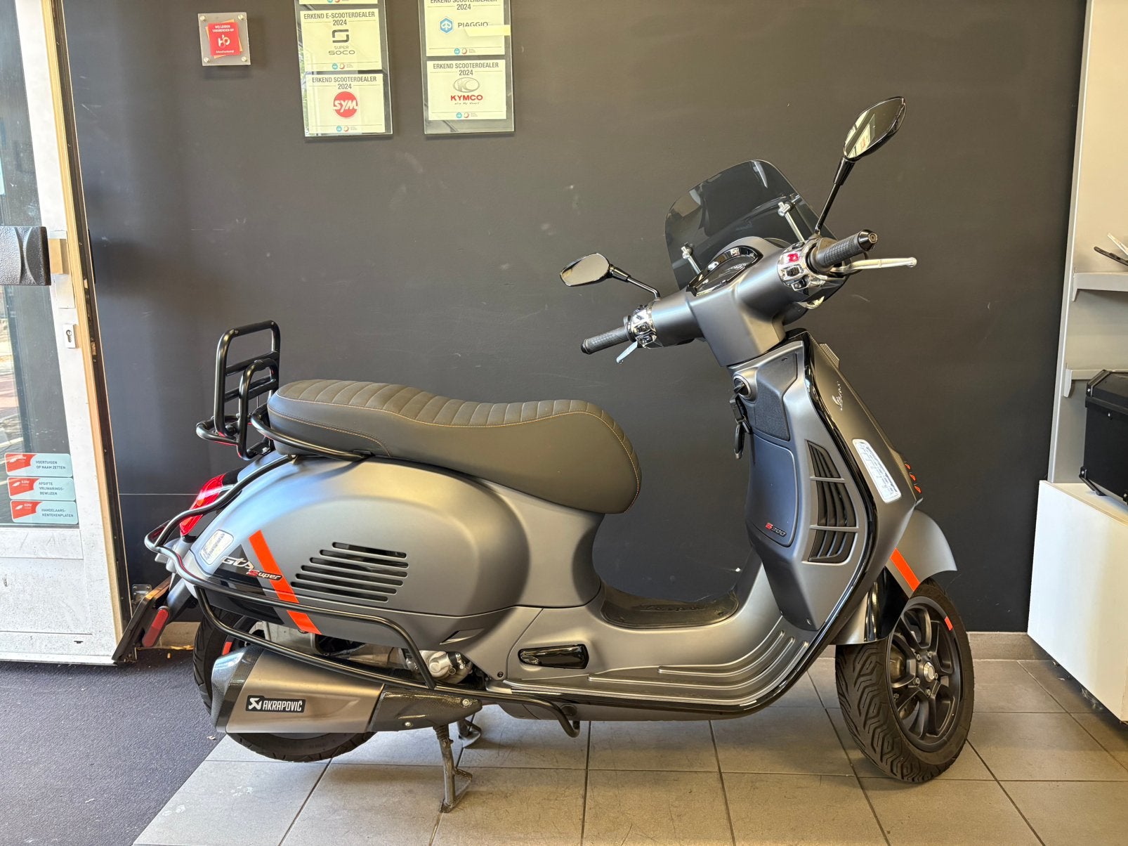 Vespa GTS 300CC Super Sport 2024 / Akrapovic / Valbeugels, Ophalen, Overige modellen, Zo goed als nieuw, Benzine