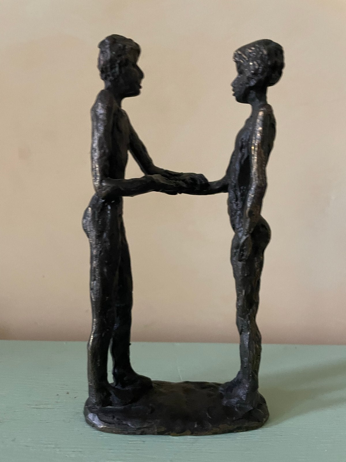 Astrid Veldhuyzen-Koppen - Bronzen beeldje 'De Ontmoeting', Groep mensen, Minder dan 20 cm, Ophalen of Verzenden, Beeld