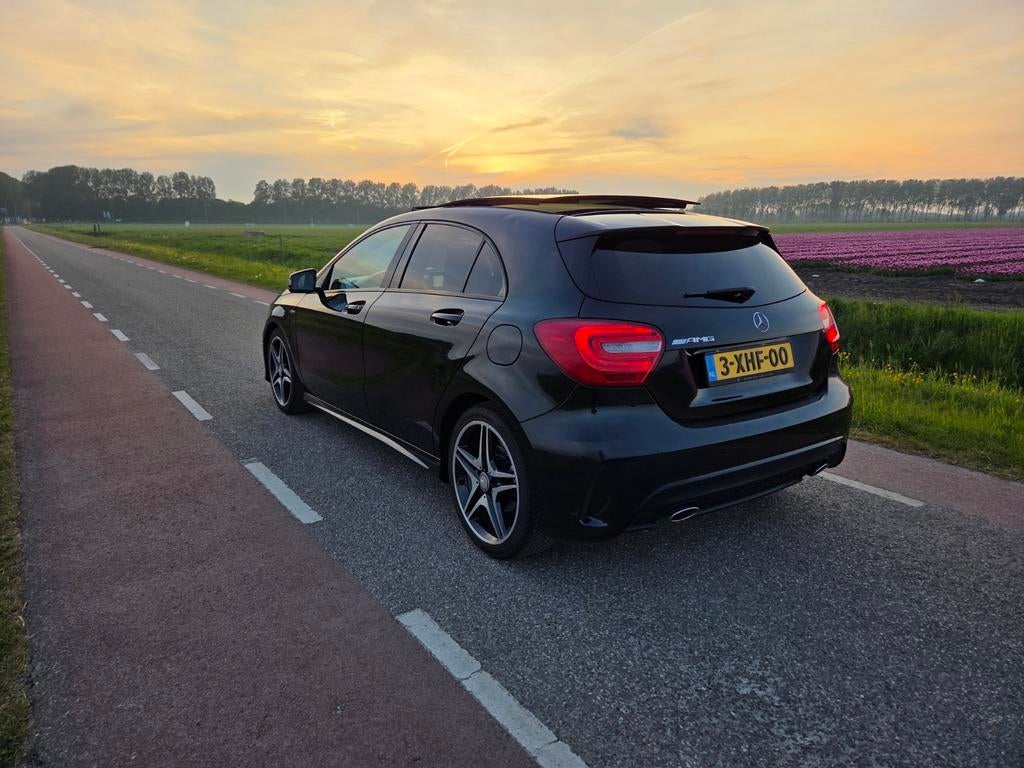 Mercedes A Klasse A180 AUT 170PK AMG NIGHT PANO XENON NAP NL, Auto's, 4 cilinders, Zwart, Lichtsensor, Particulier
