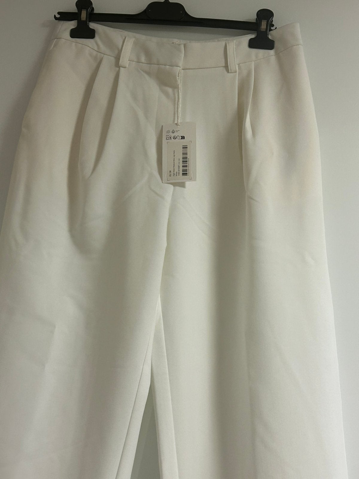Witte broek van NA-KD  mt 38, Kleding | Dames, Maat 38/40 (M), Wit, Nieuw, Ophalen of Verzenden