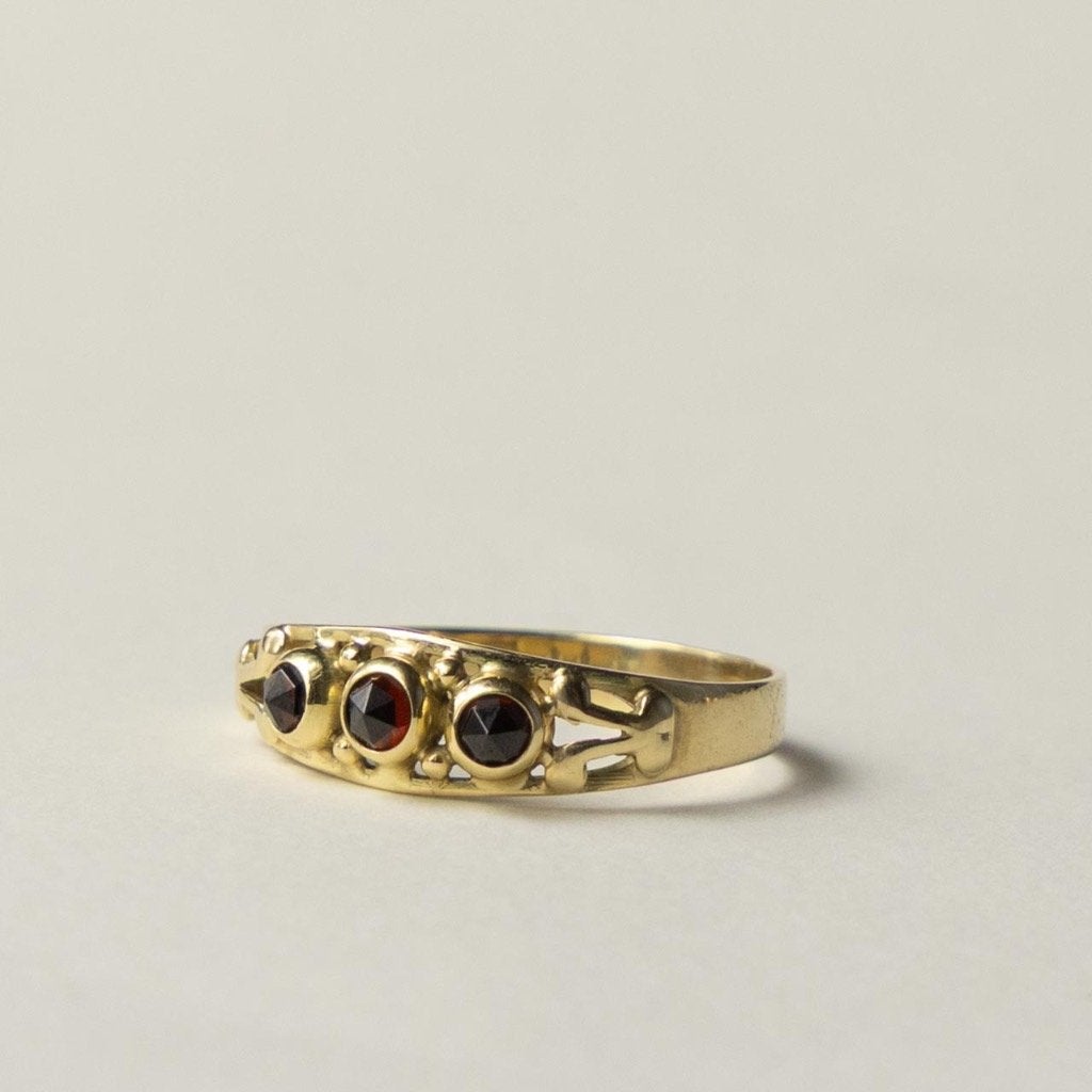 vintage 14 karaat gouden granaat trilogie ring, 18 tot 19, Verzenden, Zo goed als nieuw, Nvt