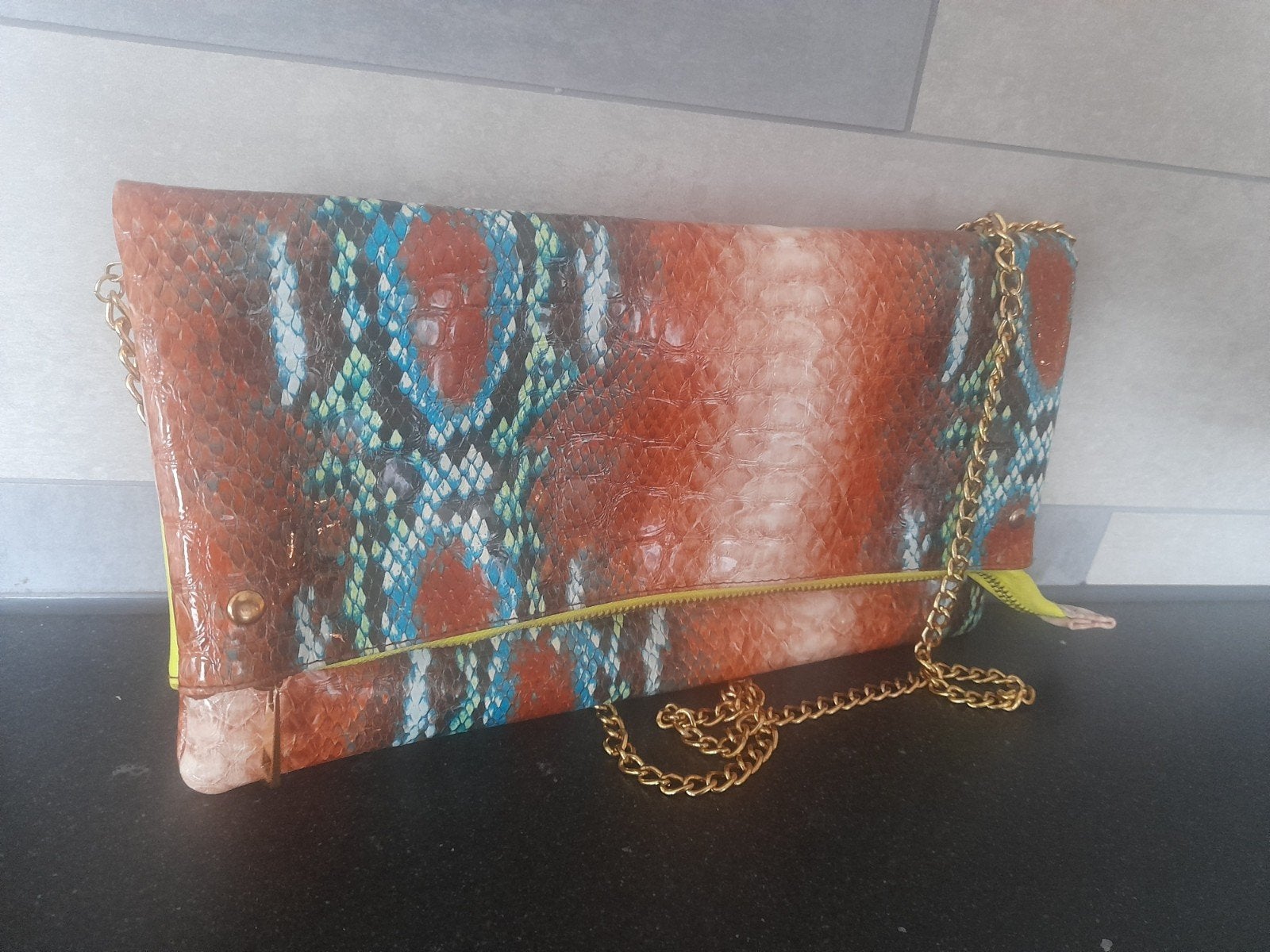 Stijlvolle Clutch met Slangenprint en Gouden Ketting, Ophalen of Verzenden, Zo goed als nieuw, Bruin, Avondtasje
