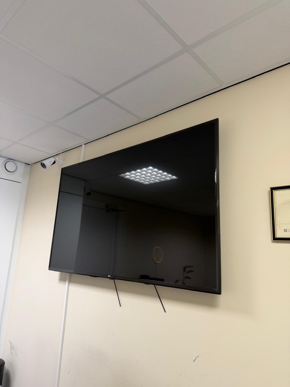 Grote LG TV - Perfect voor thuisbioscoop of kantoor, Ophalen of Verzenden, Gebruikt, 100 cm of meer, LG