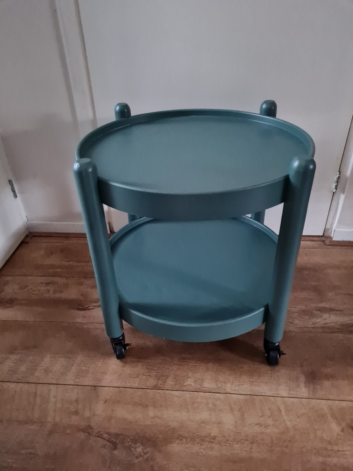 tafeltje op wielen groen, Huis en Inrichting, Tafels | Bijzettafels, Minder dan 55 cm, Rond, Zo goed als nieuw, Hout