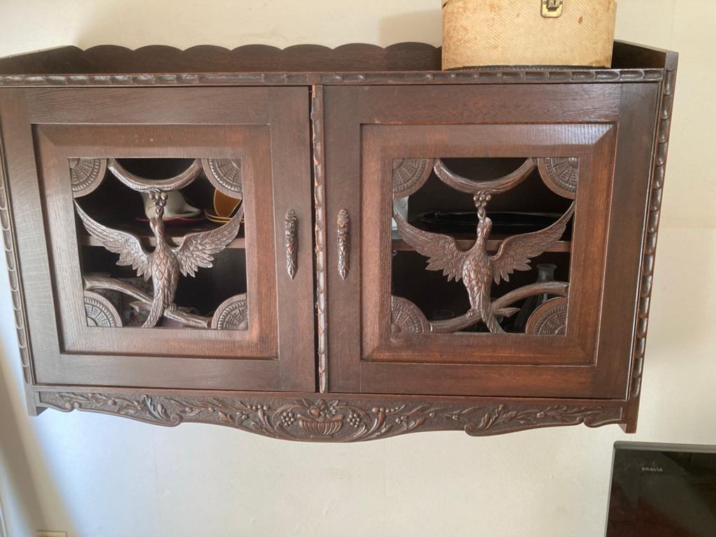 Antieke houten wijnkast met gedetailleerd houtsnijwerk, Ophalen of Verzenden