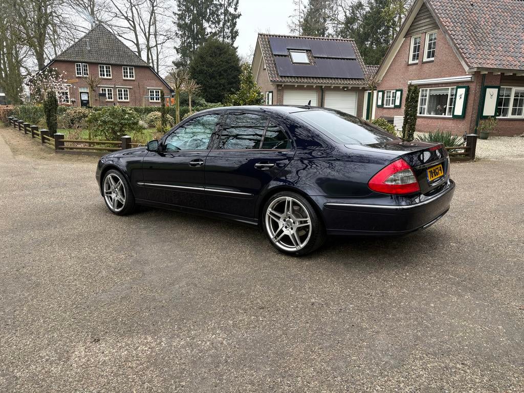 Mercedes-Benz E-Klasse Kompr Sedan AUT 2007 Blauw avantgarde, Auto's, Mercedes-Benz, Achterwielaandrijving, 4 cilinders, Blauw
