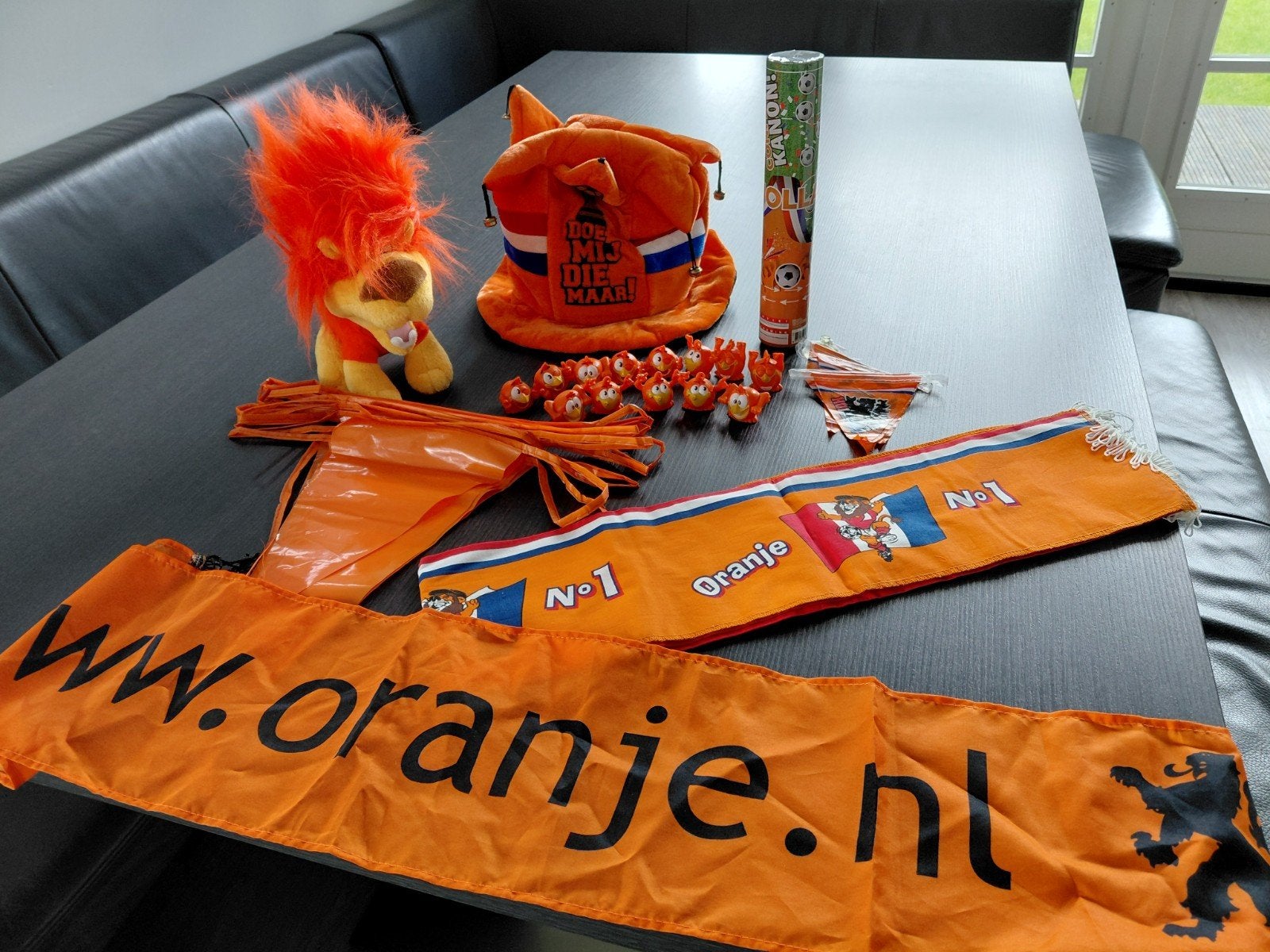 Oranje Fanpakket: Leeuw, Hoed, Vlaggen & Meer!, Ophalen of Verzenden, Gebruikt, Feestartikel, Oranje of Koningsdag