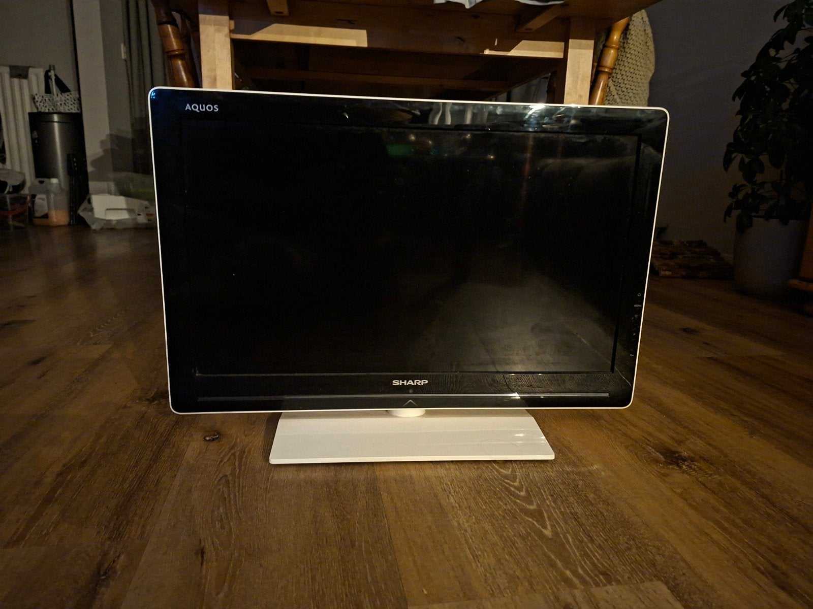 Sharp Aquos LCD TV - Wit, Compact en Functioneel, Gebruikt, 50 Hz, Ophalen of Verzenden, Minder dan 40 cm