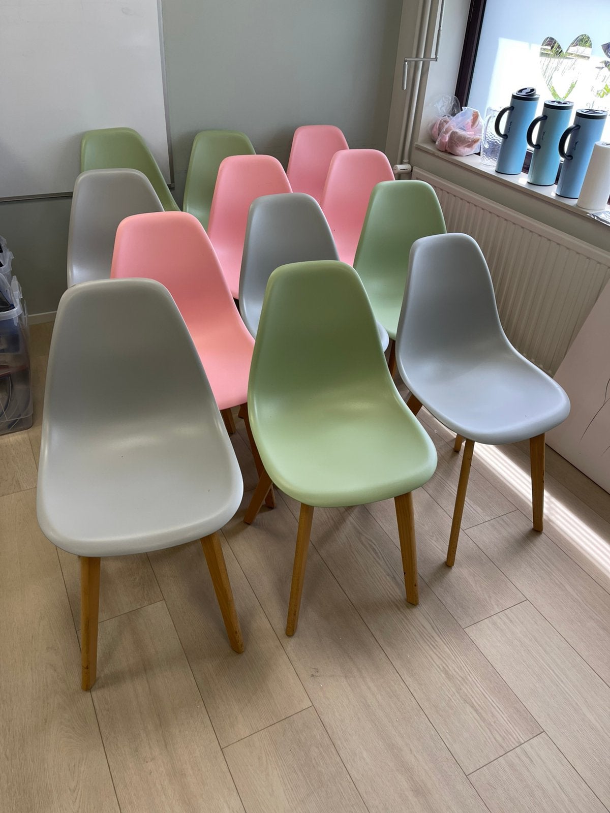 12 kuipstoelen pastelkleur incl kussens., Huis en Inrichting, Stoelen, Ophalen, Zo goed als nieuw, Bruin, Vijf, Zes of meer stoelen