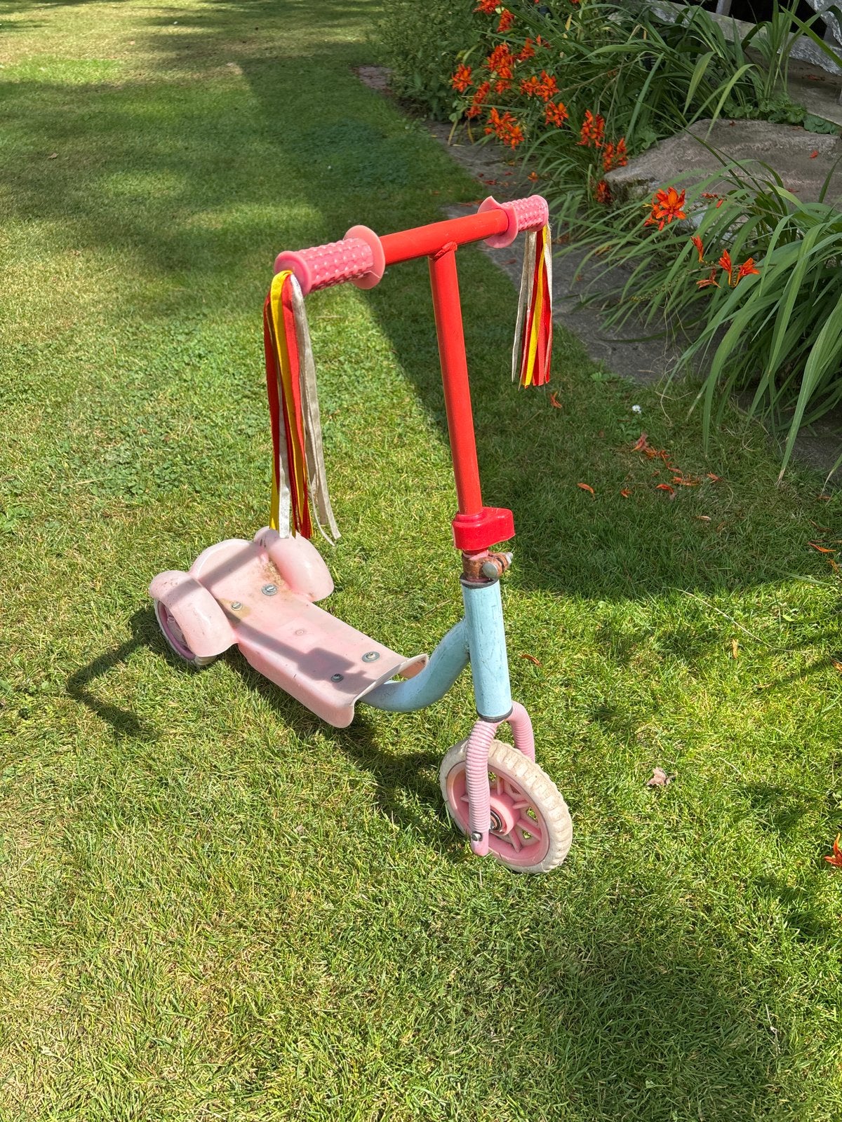 Roze kinderstep met 3 wielen en linten, Ophalen of Verzenden, Gebruikt, Gewone step