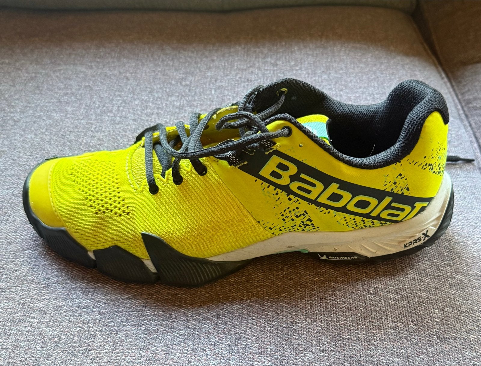Babolat padelschoenen - Geel/Zwart 44,5, Ophalen of Verzenden, Gebruikt, Padelschoenen