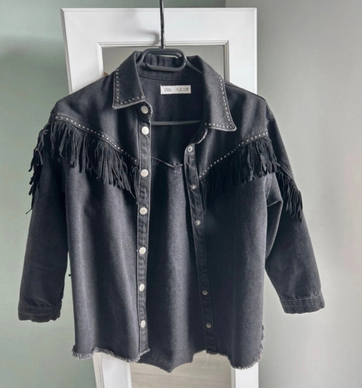 ZARA SPIJKERJASJE JAS MET FRANSJES EN STUDS 134, Kinderen en Baby's, Ophalen of Verzenden, Zo goed als nieuw, Meisje, Jas