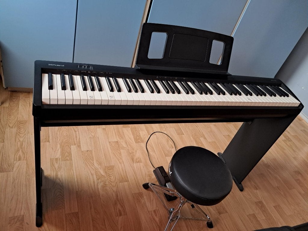 Roland FP10 + KSCFP 10, Muziek en Instrumenten, Piano's, Ophalen, Zwart, Digitaal, Zo goed als nieuw