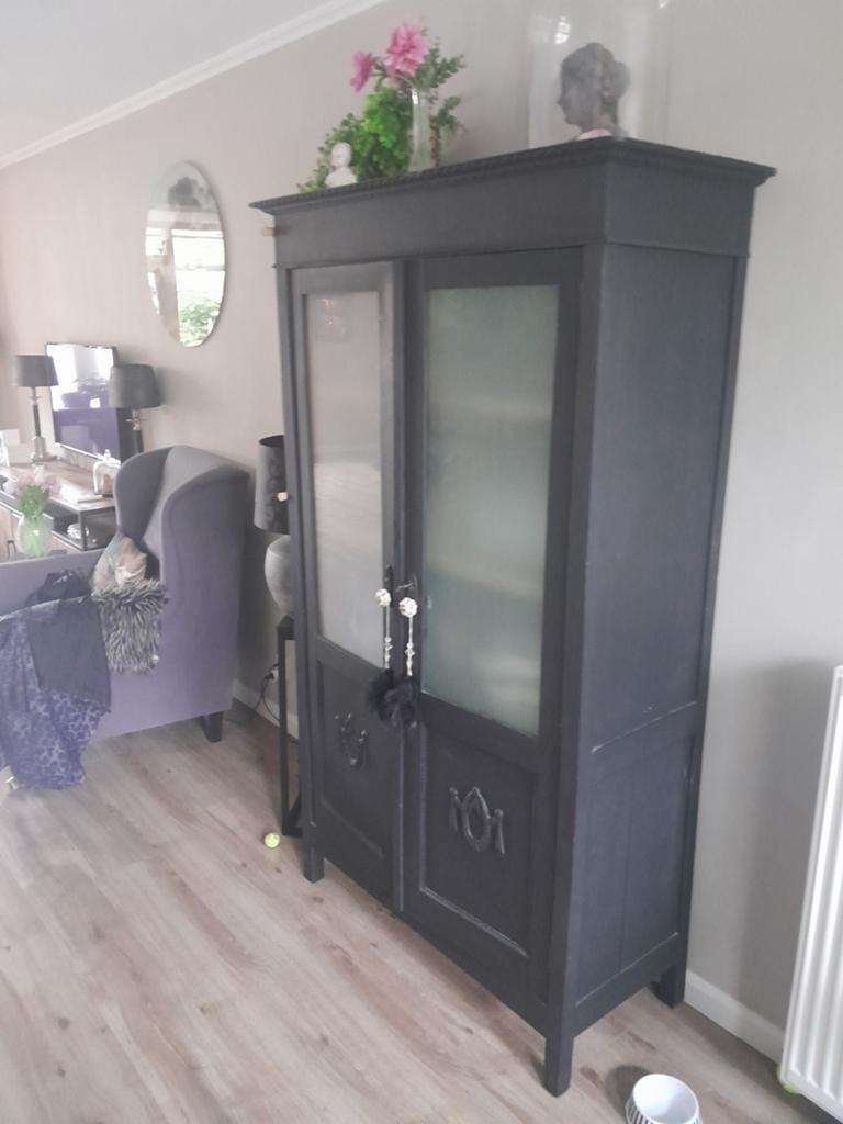 Mooie zwarte kast met glazen deuren, Huis en Inrichting, Kasten | Buffetkasten, Glas, Klassiek, 150 tot 200 cm, 25 tot 50 cm