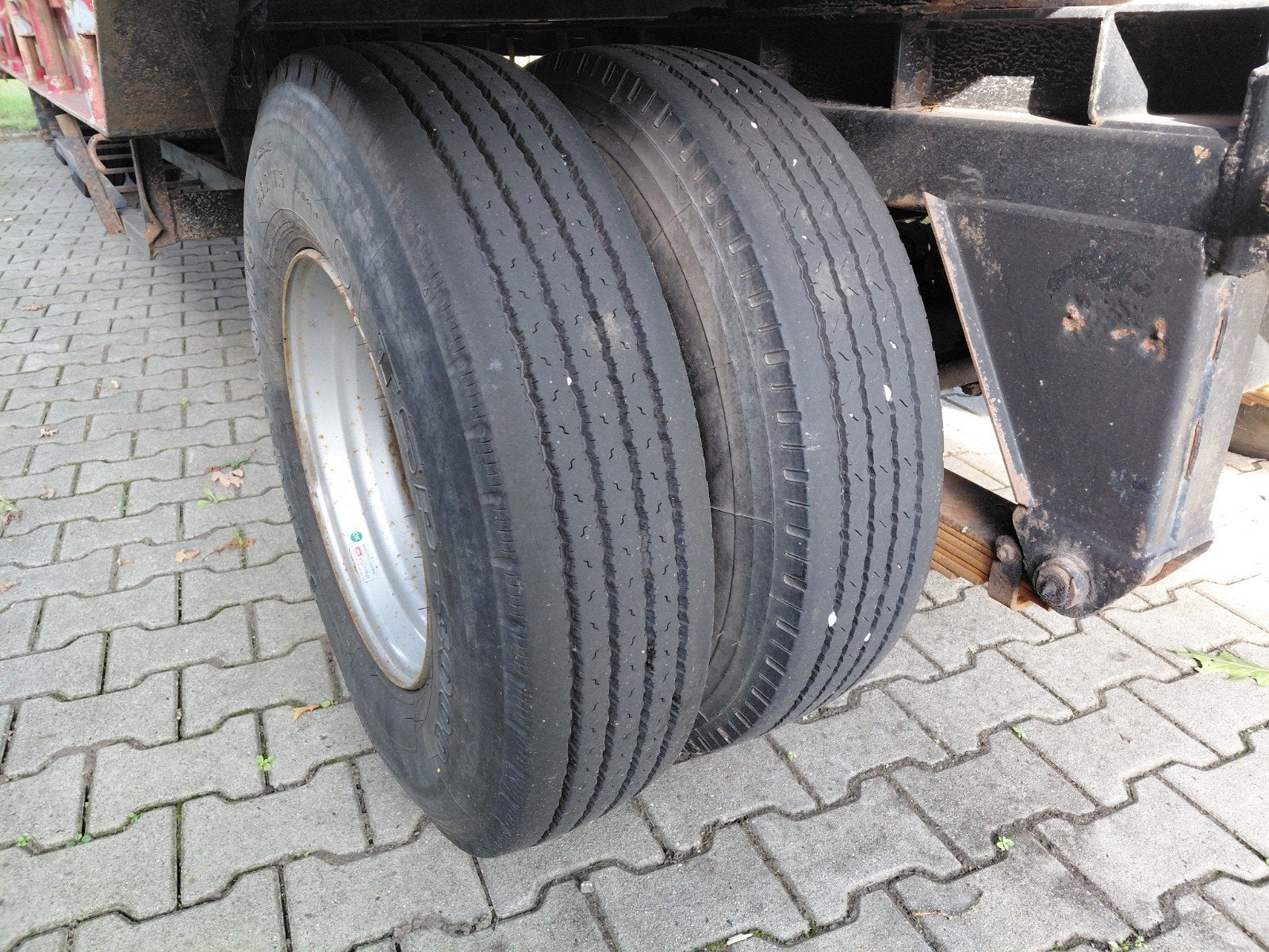 gezocht vrachtwagen banden op velg 9,5 r17,5 / 9.5 R17.5, Ophalen of Verzenden
