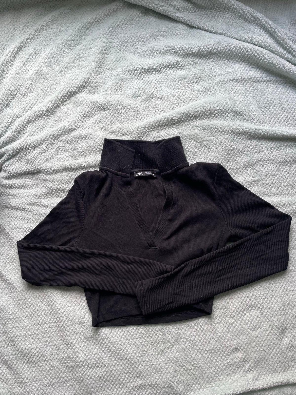 Zwarte geribbelde crop top met lange mouwen en colkraag, Kleding | Dames, Maat 38/40 (M), Zwart, Ophalen of Verzenden, Zo goed als nieuw