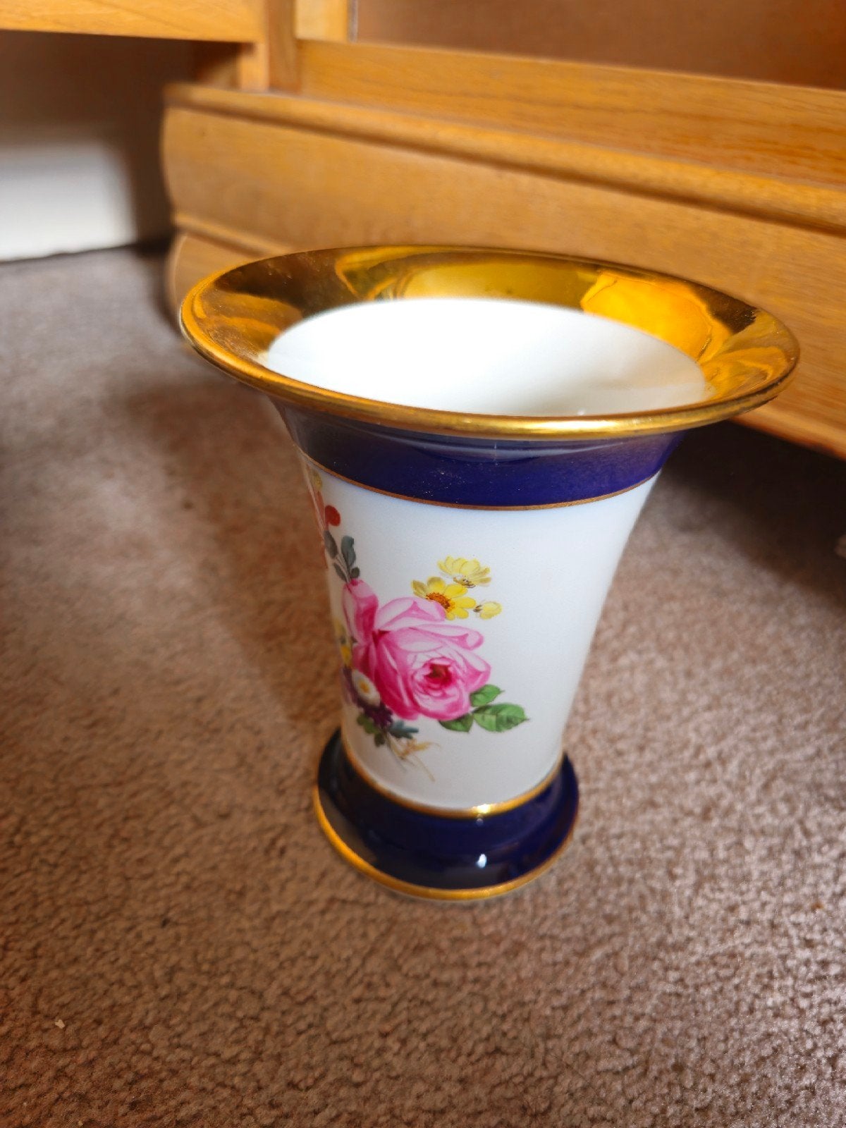 Antieke porseleinen vaas met bloemmotief en goudaccenten, Antiek en Kunst, Ophalen of Verzenden