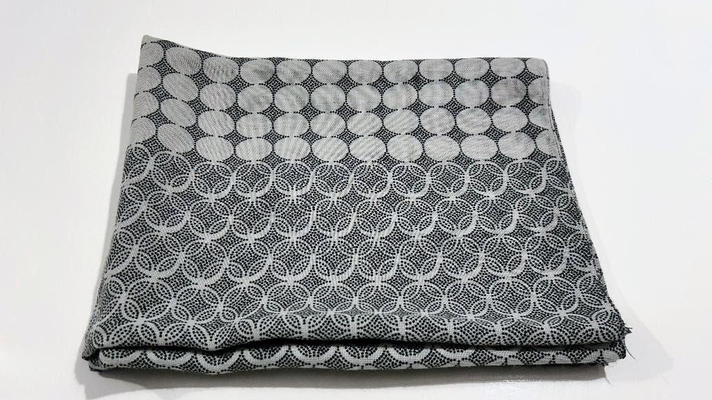 Grijze foulard met geometrische print, Ophalen of Verzenden, Zo goed als nieuw, Sjaal