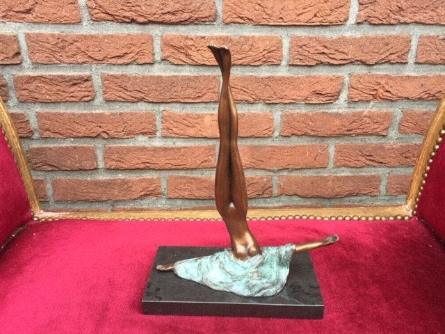 balancerend naakt, dubbel gepatineerd bronzen beeld, Ophalen of Verzenden, Brons