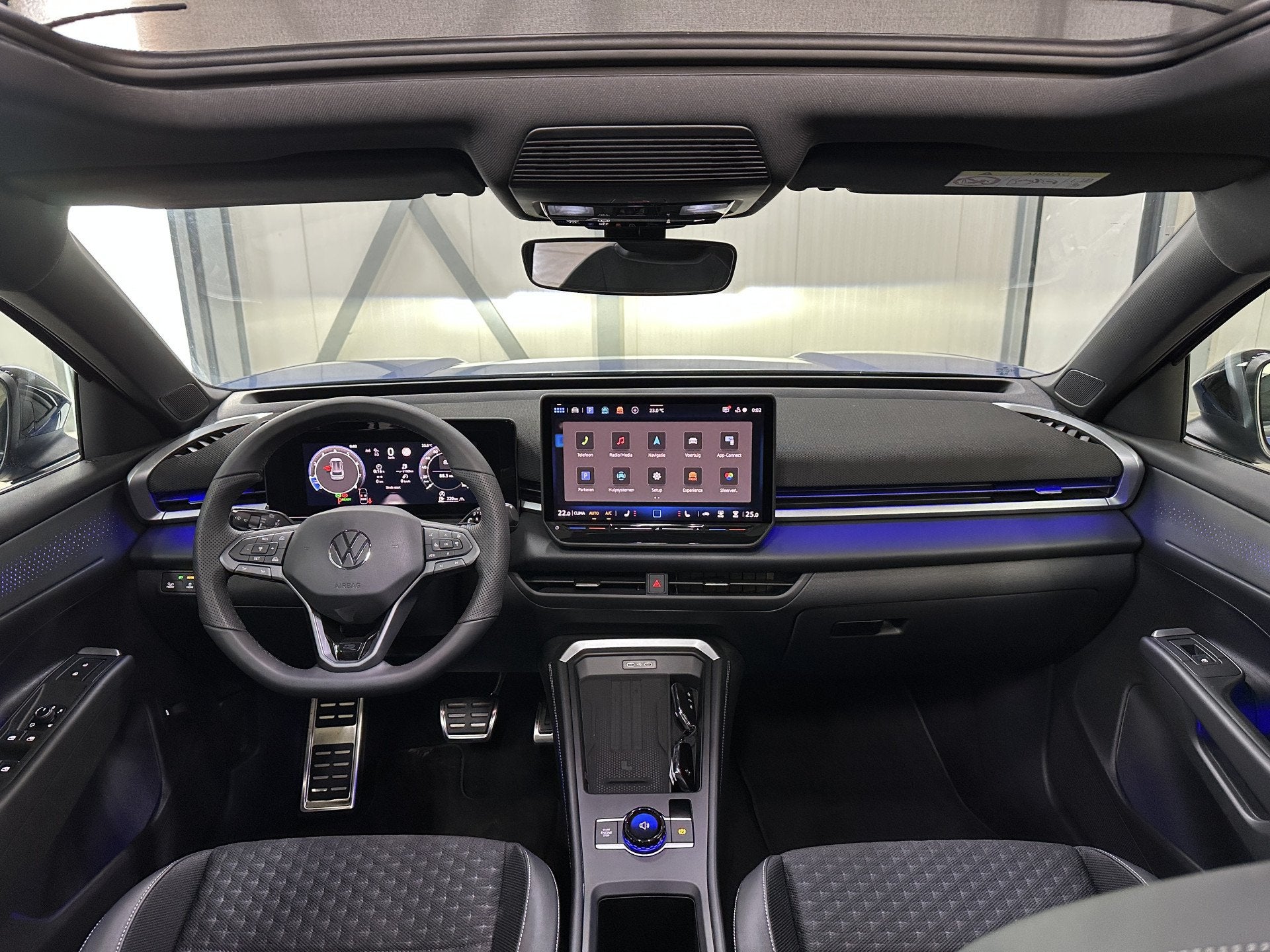 Volkswagen T-Roc 1.5 eTsi R-Line First Edition | Trekhaak |, Auto's, Zwart, 4 cilinders, Blauw, Leder en Stof