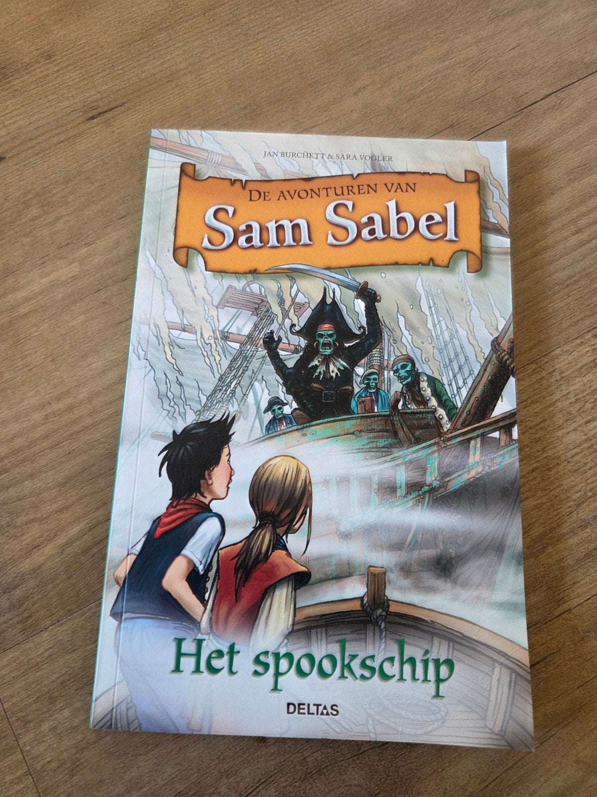 De Avonturen van Sam Sabel: Het Spookschip (kinderboek), Ophalen of Verzenden, Zo goed als nieuw, Jan Burchkett & Sara Vodler