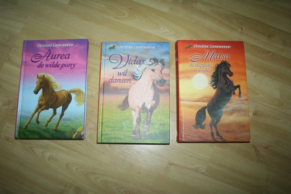 Christine Linneweever - Gouden paarden - 5 euro per stuk, Ophalen of Verzenden, Gelezen