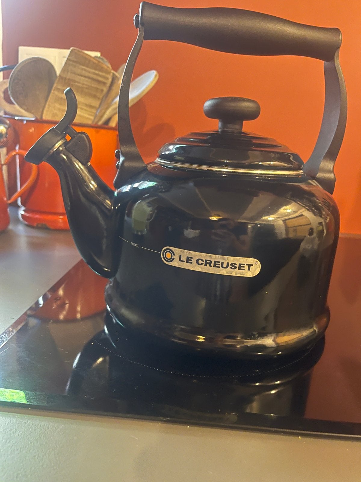 Le Creuset fluitketel zwart 2.1L, Huis en Inrichting, Ophalen of Verzenden, Zo goed als nieuw, Zwart, Metaal
