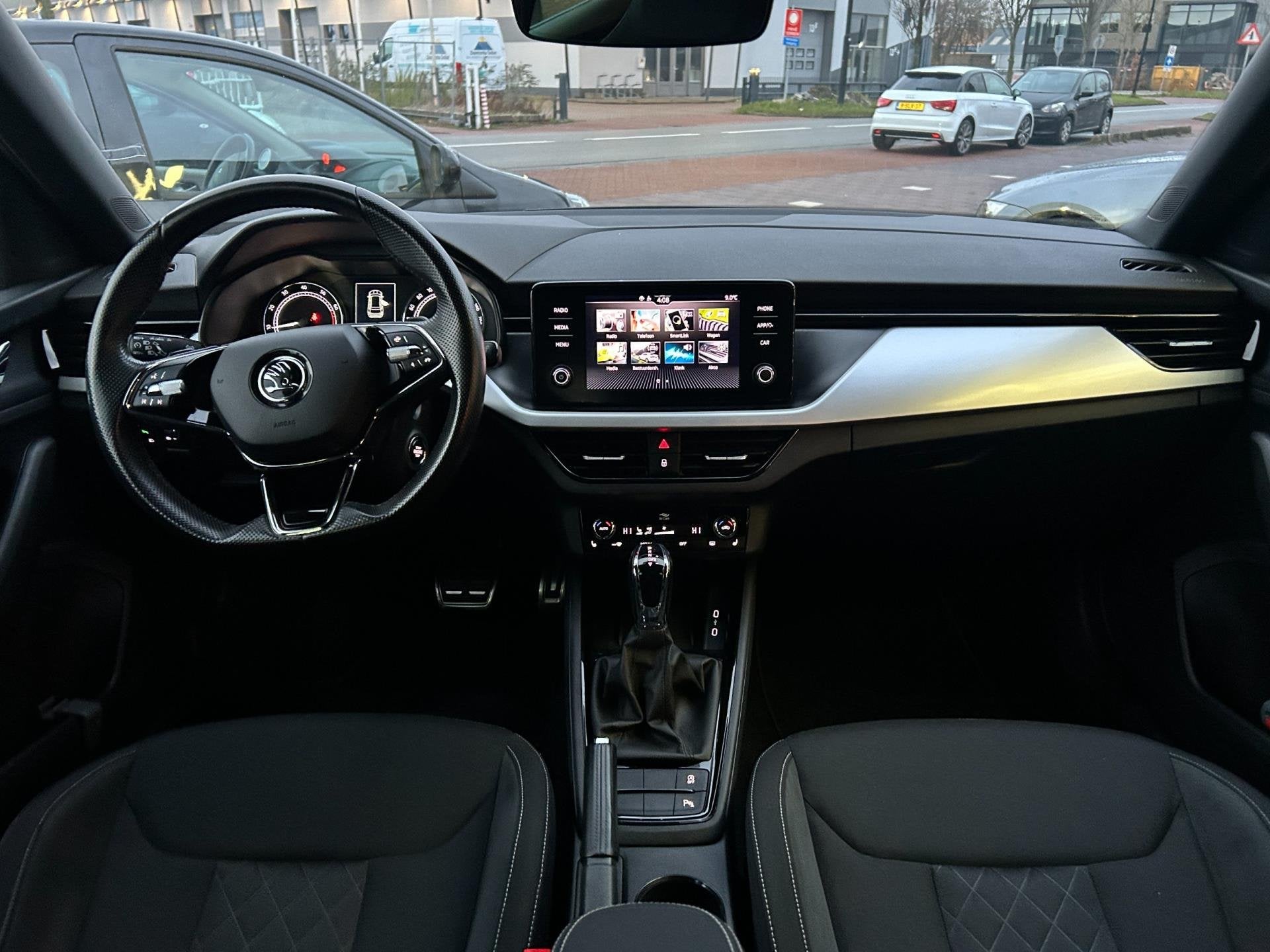 Skoda Kamiq 1.0 TSI Sport Business AUT|Clima|Cruise|CARPLAY!, Auto's, Skoda, Stof, Gebruikt, Origineel Nederlands, 630 kg