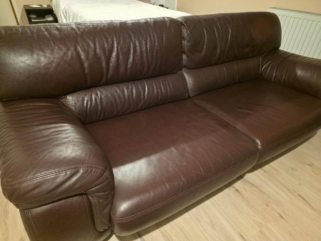 Gratis - Comfortabele bruine leren driezitsbank, Huis en Inrichting, Ophalen, Gebruikt, Klassiek, Comfortabel, Driepersoons