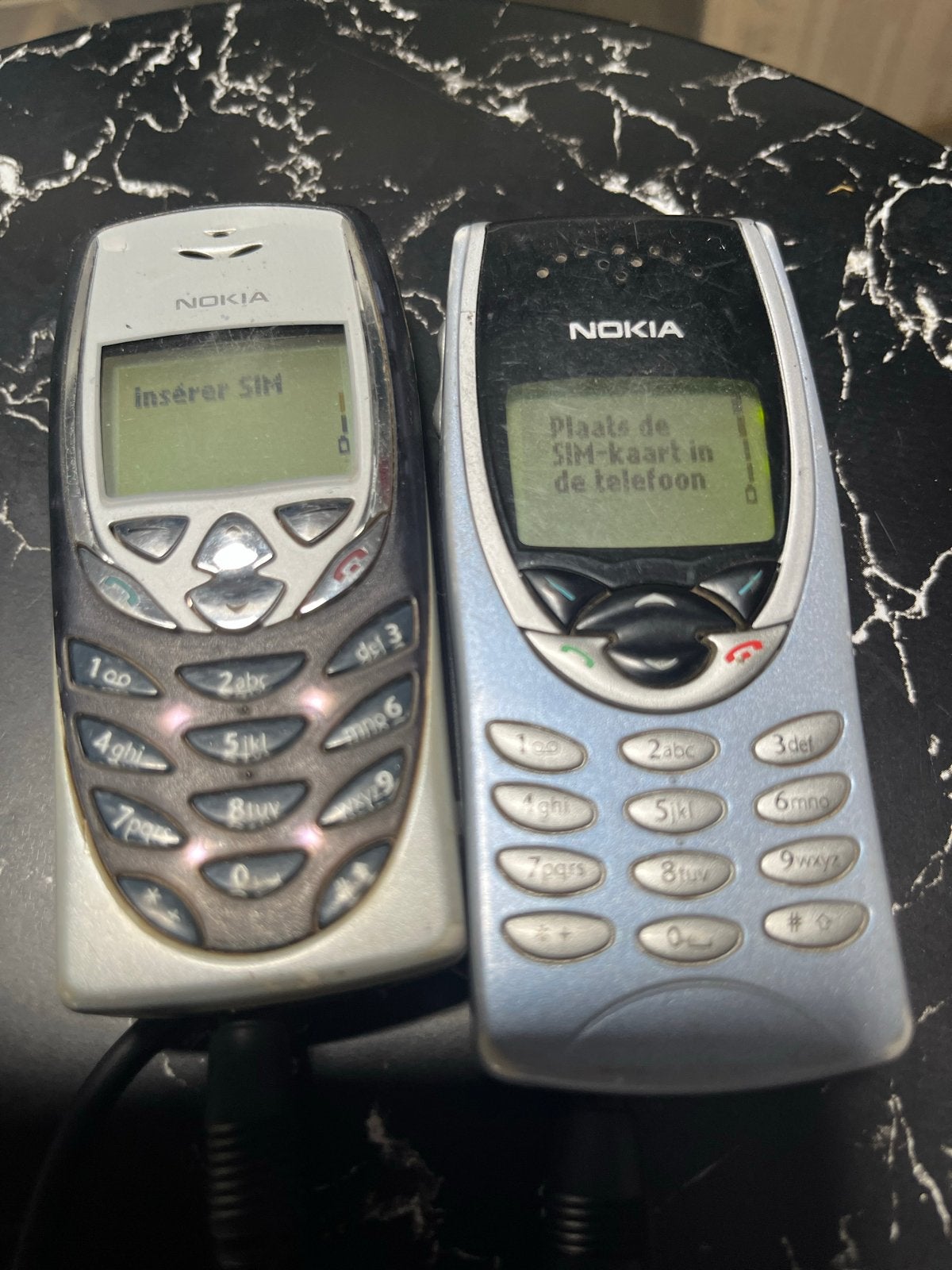 2 Nokia 8310 en 8210 telefoons - Simlockvrij en werkend, Gebruikt, Geen camera, Zwart, Fysiek toetsenbord