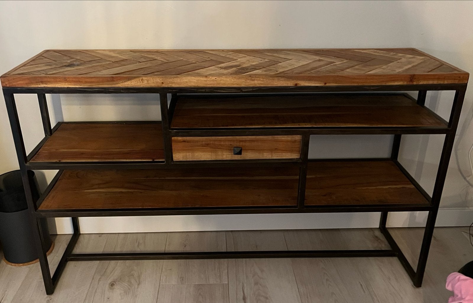 Stijlvolle sidetable met houten blad en metalen frame, 100 tot 150 cm, Ophalen of Verzenden, Zo goed als nieuw, Overige houtsoorten