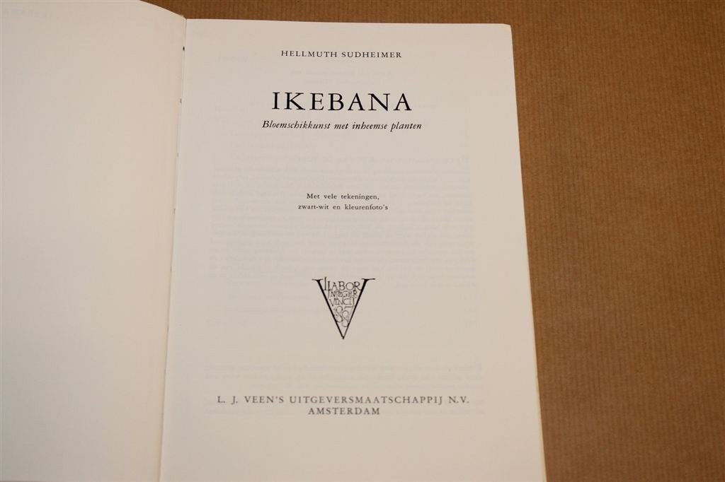 Ikebana — Vintage Bloemschikkunst Inheemse Planten 1967, Ophalen of Verzenden, Gelezen, Overige onderwerpen