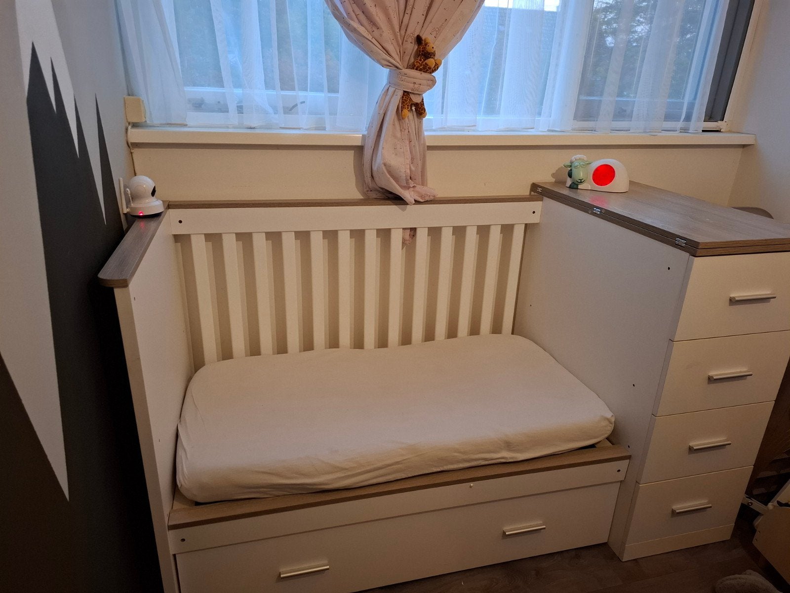 Compact babybed met lades en commode - Wit/Hout, Ophalen, Zo goed als nieuw, Ledikant