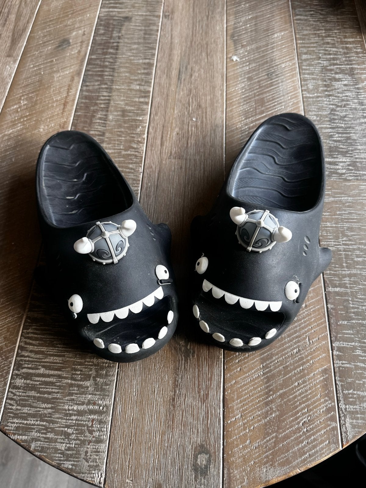 Grappige Haaienslippers met Viking Helm - Maat 42, Kleding | Heren, Slippers, Zwart, Ophalen of Verzenden, Zo goed als nieuw