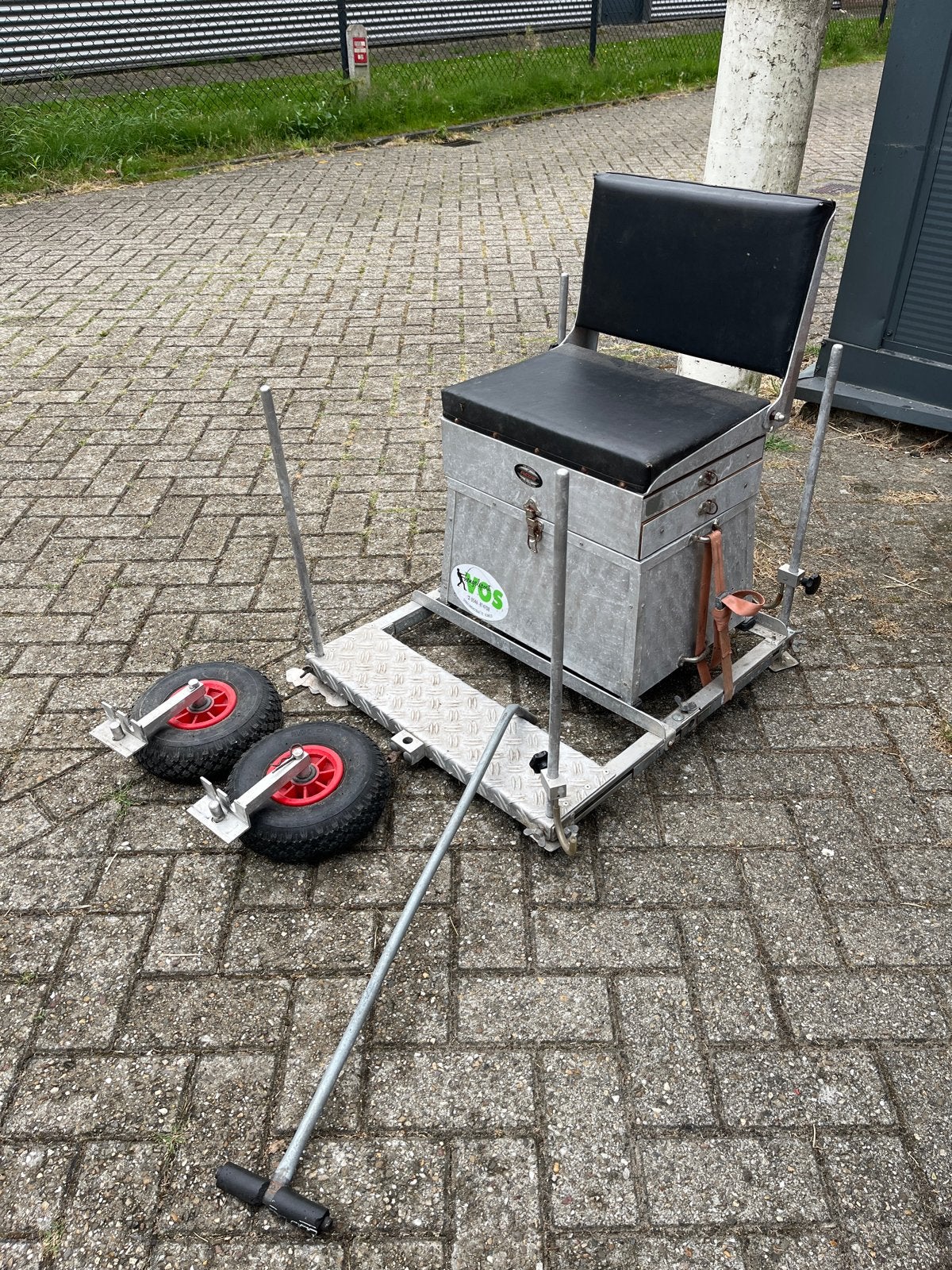 Viskist met zitje en wielen - Ideaal voor de visser, Ophalen, Gebruikt