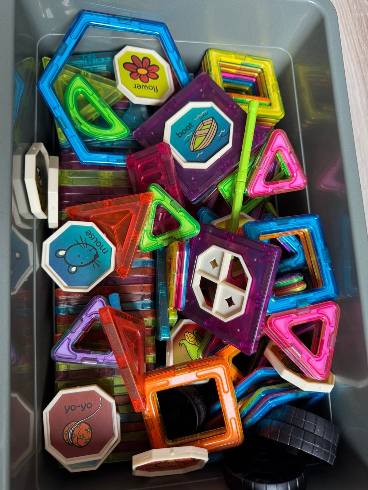 Een bak vol Magnetische bouwstenen, Ophalen, Zo goed als nieuw