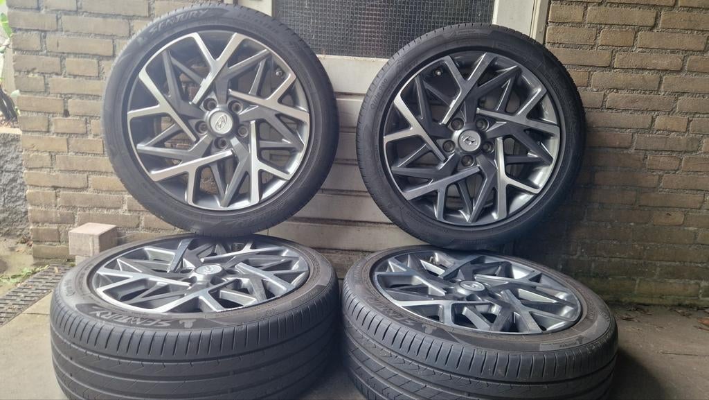 Hyundai Kona 18 INCH Bi-Color VELGEN 52910-CM300 ZOMERSET, Ophalen, 18 inch, Gebruikt, Banden en Velgen