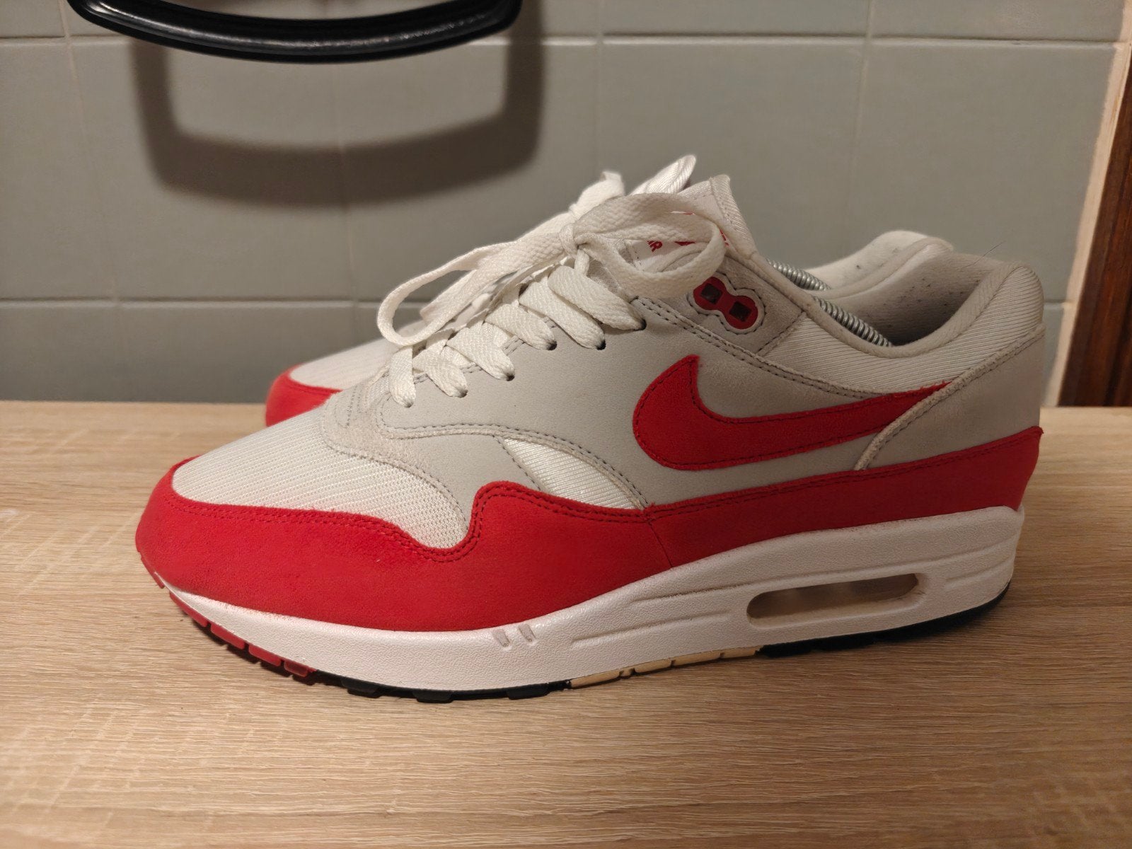 Nike Air Max 1 Anniversary Red - Maat 45 - Goede Conditie, Kleding | Heren, Schoenen, Overige kleuren, Nike, Ophalen of Verzenden