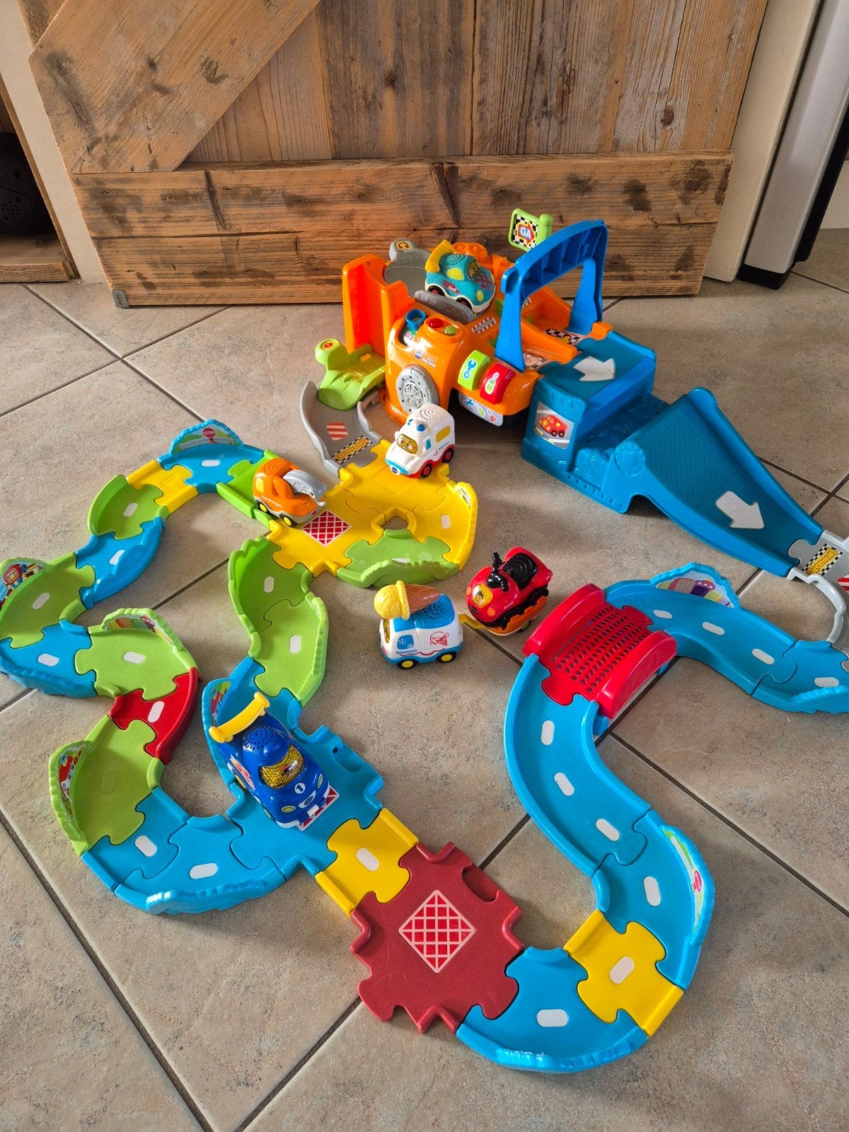 Toet Toet set Racebaan met inbegrepen 6 voertuigen, Kinderen en Baby's, Ophalen, Gebruikt, 2 tot 4 jaar
