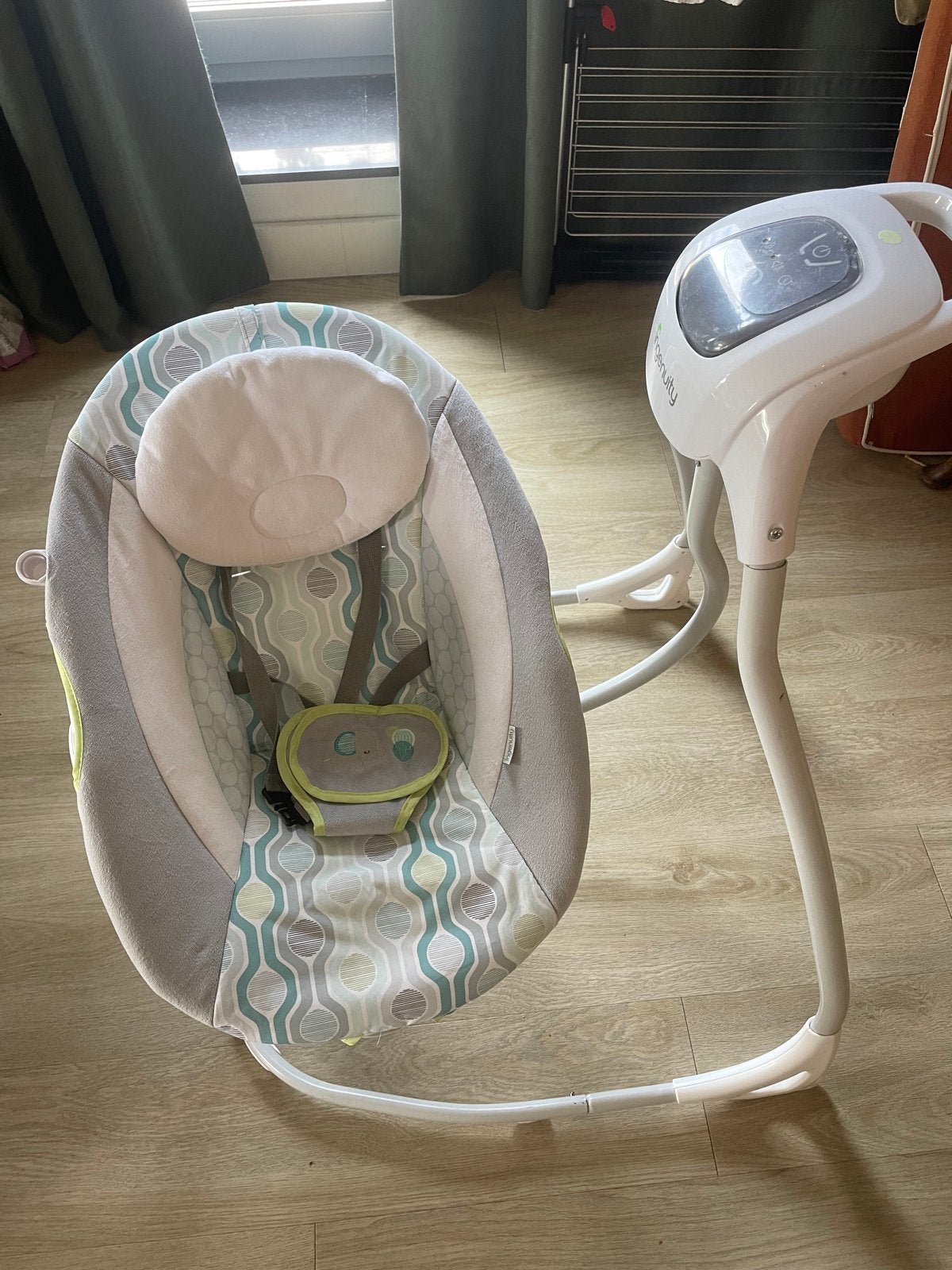 Ingenuity babyschommel met muziek en vibratie, Ophalen, Gebruikt