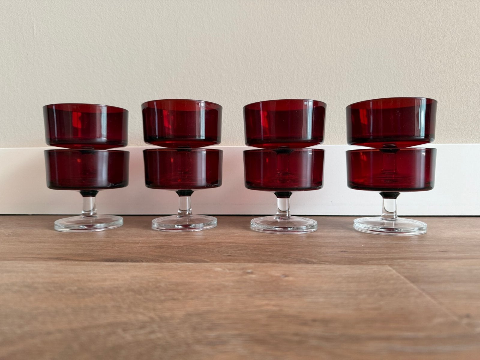 Vintage dessertglazen op voet Arcoroc France robijnrood 7+1, Ophalen