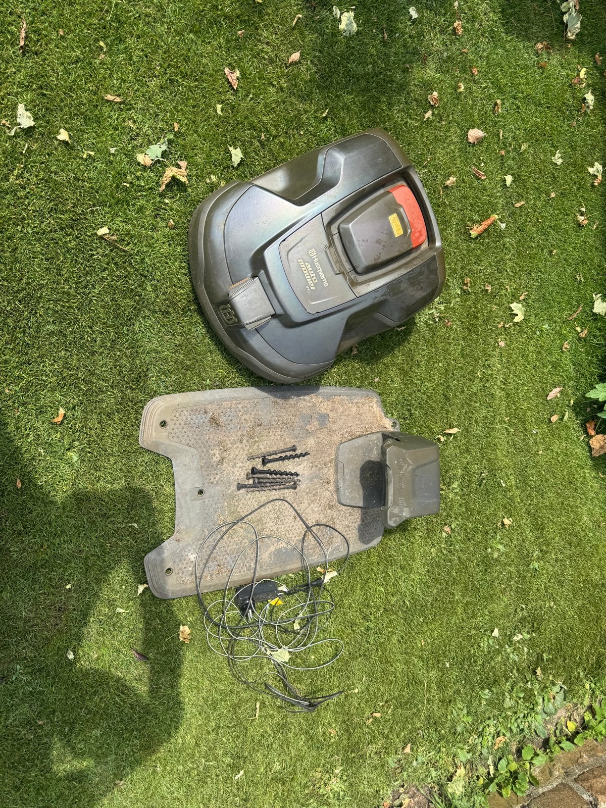 Husqvarna 310 Robotmaaier (met regelmatig kleine storingen), Ophalen, Cirkelmaaier, Gebruikt, Accu-grasmaaier