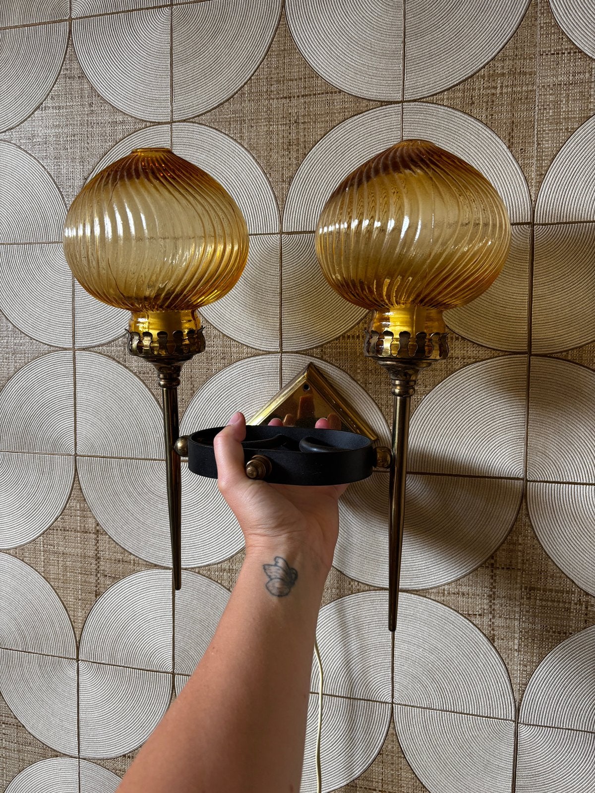 Mid century wandlamp met amber glazen bollen, Huis en Inrichting, Lampen | Wandlampen, Ophalen, Gebruikt, Glas, Wandlamp