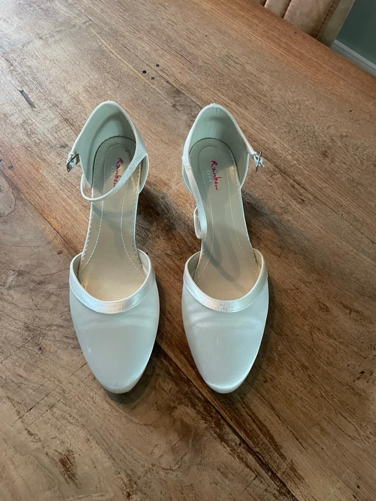 Rainbow Club Anika Bruidsschoenen Ivoor Satin Maat 39, Ophalen of Verzenden, Gedragen, Beige, Schoenen met lage hakken