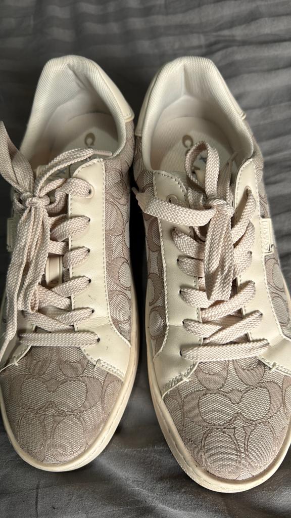 Coach Sneakers - Beige met logo patroon, Kleding | Dames, Ophalen of Verzenden, Gedragen, Beige, Sneakers of Gympen