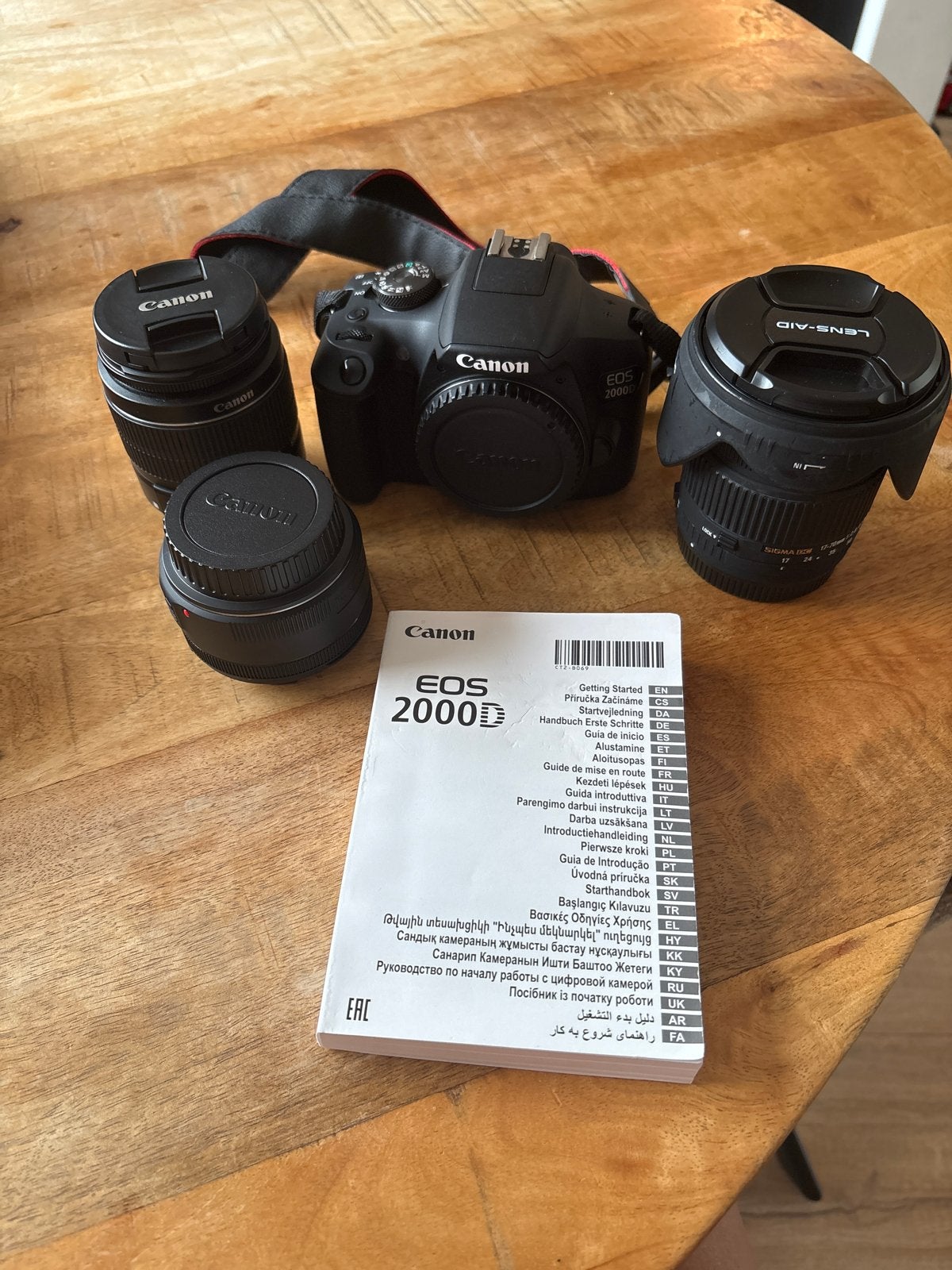 Canon EOS 2000D met 3 lenzen en accessoires, Canon, Autofocus, Ophalen of Verzenden, Zo goed als nieuw